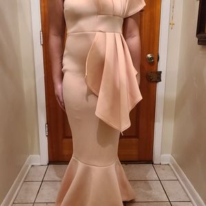 Beautiful NEVER WORN Maxi dress Pretty Little Things